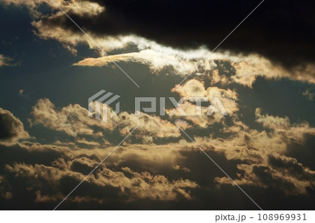 冬空の太陽光と彩雲・望遠・空限定・220114pm 108969931