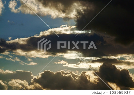 冬空の太陽光と彩雲・望遠・空限定・220114pm 108969937