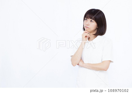 真剣に悩んでいる30代の女性看護師 108970102