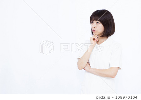真剣に悩んでいる30代の女性看護師 真剣に悩んでいる30代の女性看護師 108970104