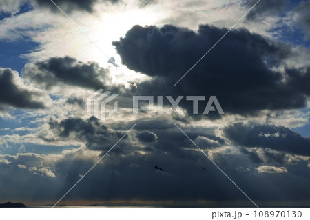 冬空の太陽光と彩雲・望遠・空限定・220114pm 108970130