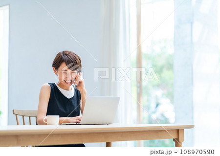 リビングでテレワークをする女性。 108970590