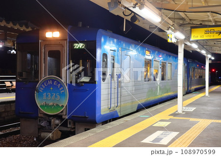 夜の野辺山駅に停車中の小海線 HIGH RAIL 星空 夜の野辺山駅に停車中の小海線 HIGH RAIL 星空 108970599