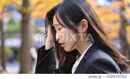 頭を抱えて悩む女性（AI生成画像） 108970702