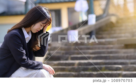 頭を抱えて悩む女性（AI生成画像） 108970703