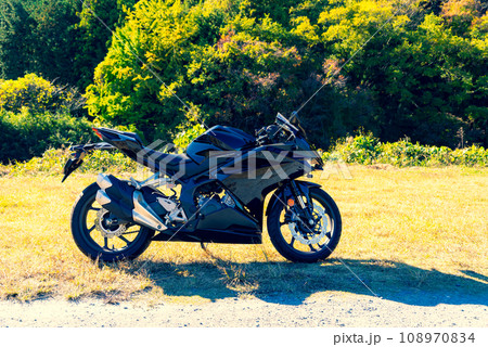 バイクツーリングで休憩 秋の里山の自然　a-4 暖色寒色強調 108970834