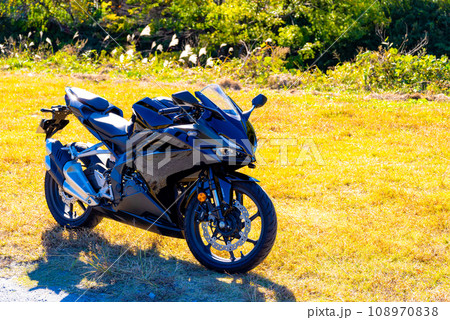 バイクツーリングで休憩 秋の里山の自然　b-2 高彩度 108970838