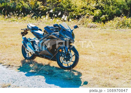 バイクツーリングで休憩 秋の里山の自然 c-5 フィルム調 バイクツーリングで休憩 秋の里山の自然 c-5 フィルム調 108970847