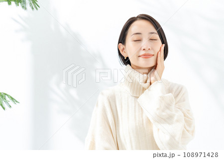 肌の潤いを実感する女性 肌の潤いを実感する女性 108971428