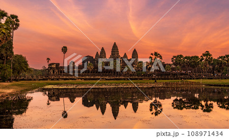 カンボジア・アンコールワット 朝焼け 108971434