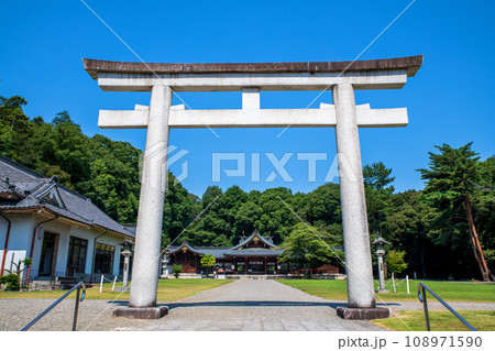 群馬懸護国神社　真夏の風景　高崎市　 108971590