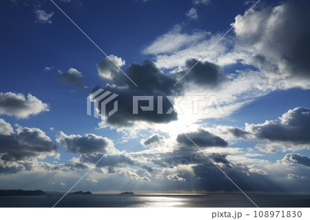 ダイナミックな夕方の空と光芒が射す海・冬・空主体・220114pm 108971830