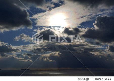 ダイナミックな夕方の空と光芒が射す海・冬・空主体・220114pm 108971833