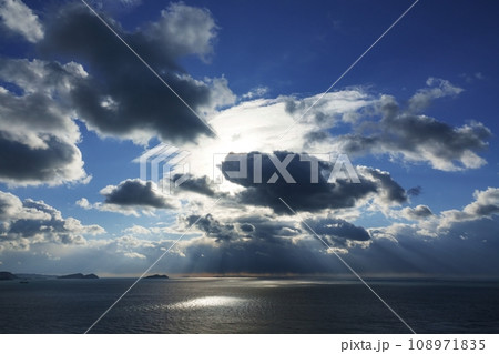 ダイナミックな夕方の空と光芒が射す海・冬・空主体・220114pm 108971835