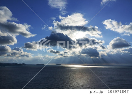 ダイナミックな夕方の空と光芒が射す海・冬・空主体・220114pm 108971847