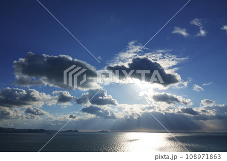 ダイナミックな夕方の空と光芒が射す海・冬・空主体・220114pm 108971863