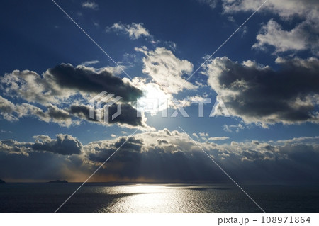 ダイナミックな夕方の空と光芒が射す海・冬・空主体・220114pm ダイナミックな夕方の空と光芒が射す海・冬・空主体・220114pm 108971864