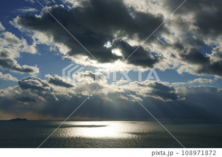 ダイナミックな夕方の空と光芒が射す海・冬・空主体・220114pm 108971872