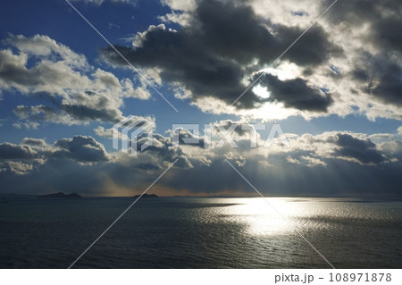 ダイナミックな夕方の空と光芒が射す海・冬・空主体・220114pm 108971878