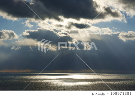 ダイナミックな夕方の空と光芒が射す海・冬・空主体・220114pm 108971881