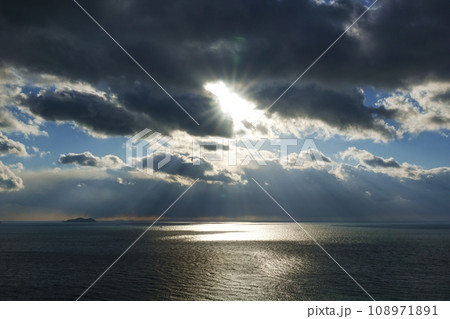 ダイナミックな夕方の空と光芒が射す海・冬・空主体・220114pm 108971891