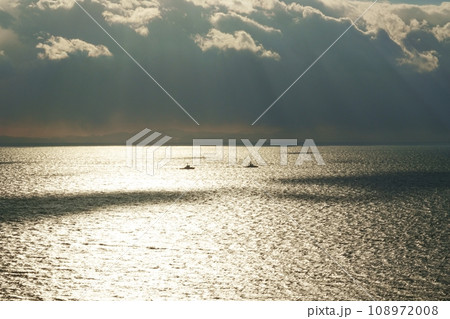 ダイナミックな夕方の空と光芒が射す海・冬・220114pm 108972008