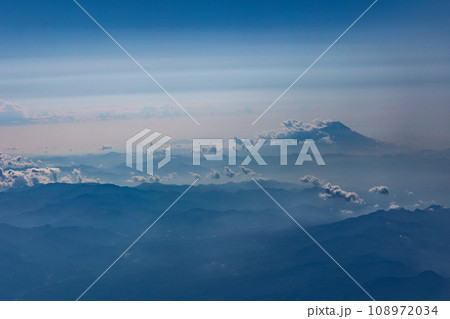 飛行機から見た富士山 108972034