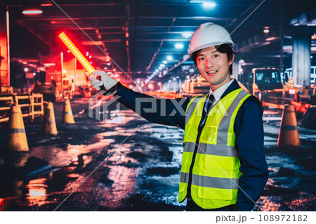道路で案内をする警備員 108972182