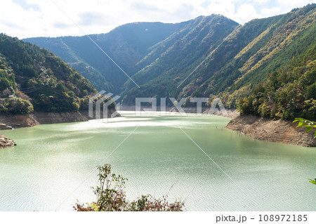 奈良県を流れる十津川(熊野川)(風屋貯水池辺り) 奈良県を流れる十津川(熊野川)(風屋貯水池辺り) 108972185
