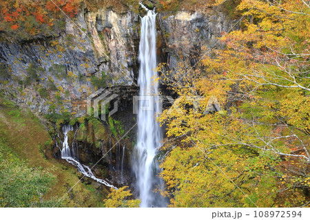 華厳の滝　紅葉風景 108972594
