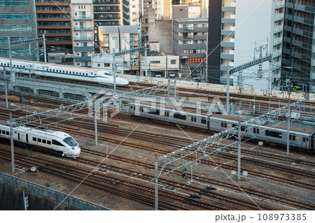 博多駅　線路の上の電車の写真 108973385