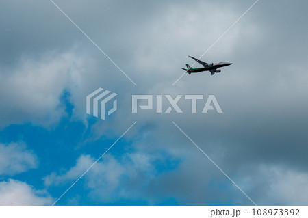 青空の中を飛行する飛行機の写真 青空の中を飛行する飛行機の写真 108973392