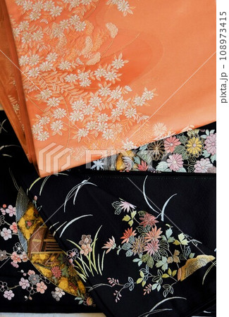花柄模様の着物と帯、黒留袖と帯 108973415