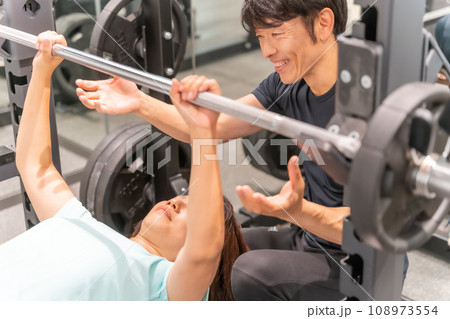 パーソナルトレーニングジム　アラ還女性　バストアップ　ダイエット　中年男性トレーナー　ベンチプレス 108973554