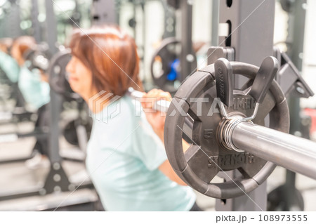 パーソナルトレーニングジム　アラ還女性　ダイエット　スクワット 108973555