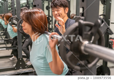 パーソナルトレーニングジム　アラ還女性　ダイエット　スクワット　中年男性トレーナー 108973556
