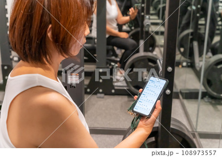 パーソナルトレーニングジム　アラ還女性　ダイエット　体重管理　体組成計　折れ線グラフ 108973557