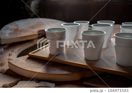 伝統工芸の九谷焼のコップの窯入れ前イメージ|製造イメージ|九谷焼イメージ|石川県 伝統工芸の九谷焼のコップの窯入れ前イメージ|製造イメージ|九谷焼イメージ|石川県 108973583