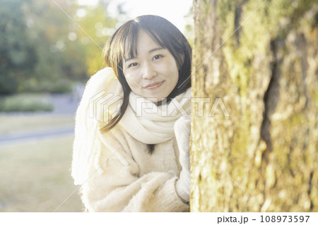 紅葉狩りを楽しむ若い女性 紅葉狩りを楽しむ若い女性 108973597