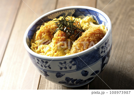 牡蠣フライ卵とじ丼 牡蠣フライ卵とじ丼 108973987