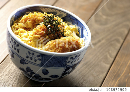 牡蠣フライ卵とじ丼 牡蠣フライ卵とじ丼 108973996
