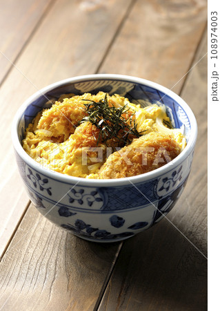 牡蠣フライ卵とじ丼 108974003