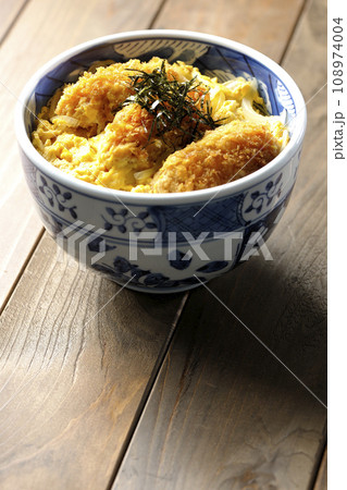 牡蠣フライ卵とじ丼 108974004