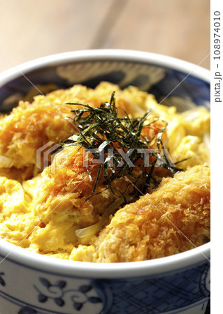 牡蠣フライ卵とじ丼 牡蠣フライ卵とじ丼 108974010