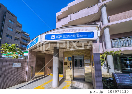 日本の横浜都市景観　地下鉄(横浜市営地下鉄ブルーライン)  三ツ沢上町駅などを望む 108975139
