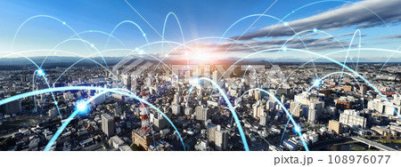 都市パノラマと通信ネットワーク　スマートシティ　バナー・広告向け横長ビジュアル 108976077