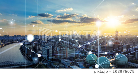 都市パノラマと通信ネットワーク　スマートシティ　バナー・広告向け横長ビジュアル 108976079