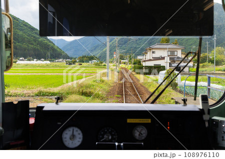 列車運転席からの風景、田園地帯を走る 列車運転席からの風景、田園地帯を走る 108976110