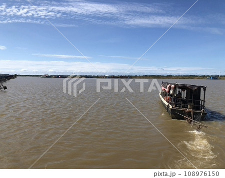 カンボジア・トンレサップ湖遊覧船観光 108976150