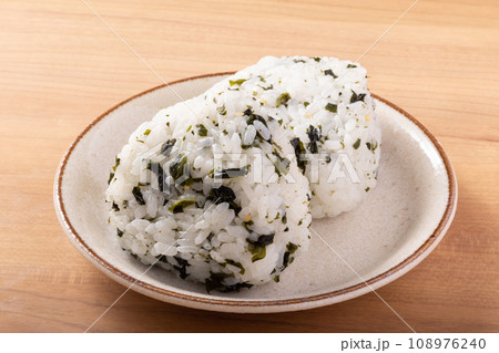 梅入りしそわかめ　おにぎり 108976240